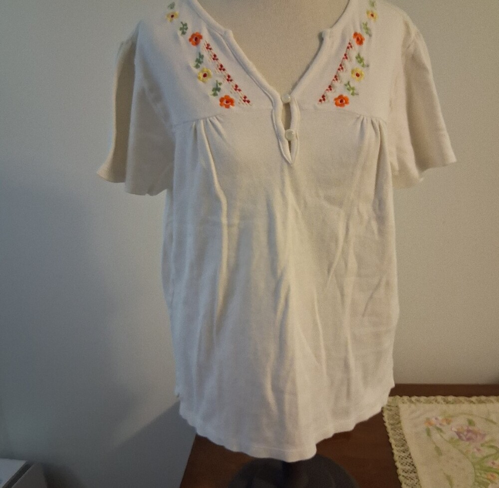 Anthony Richards White Short-Sleeve Embroidered V-Neck Top